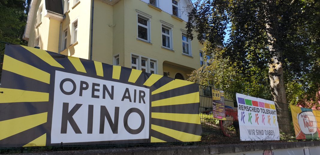 Die Gelbe-Villa veranstaltet in Remscheid wieder das Open Air-Kino. Foto: Sascha von Gerishem
