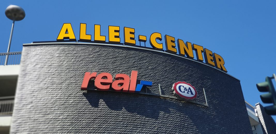 real,-Werbung am Allee-Center in Remscheid. Foto: Sascha von Gerishem