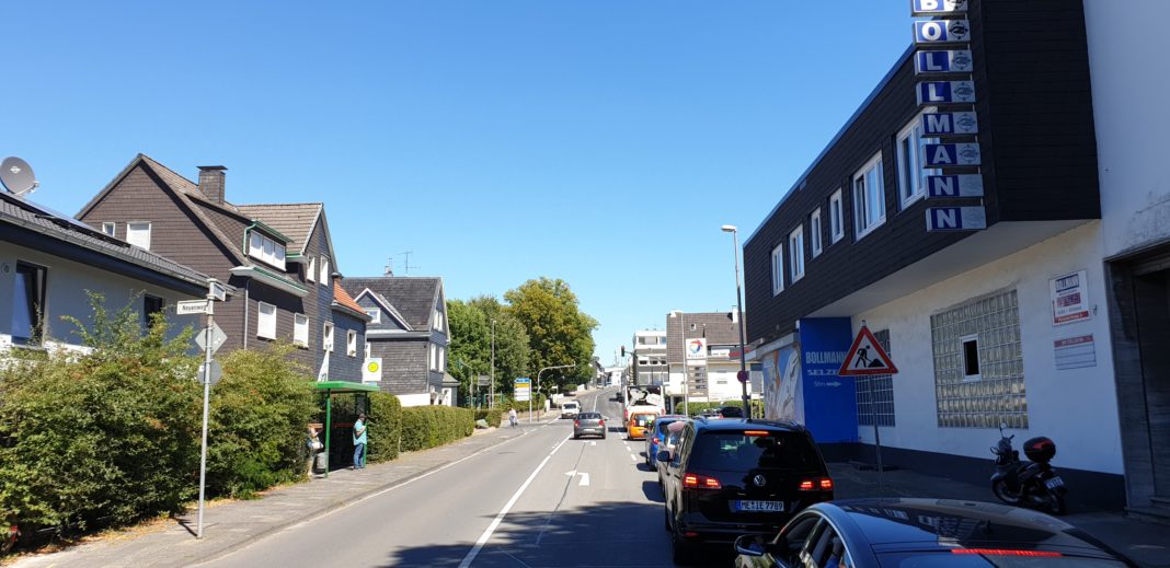Die Durchfahrt ist wieder frei: Vollsperrung der Kreuzbergstraße in Lüttringhausen istvaufgehoben. Foto: Sascha von Gerishem