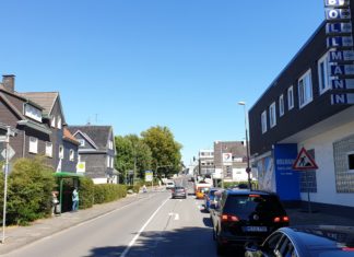 Die Durchfahrt ist wieder frei: Vollsperrung der Kreuzbergstraße in Lüttringhausen istvaufgehoben. Foto: Sascha von Gerishem
