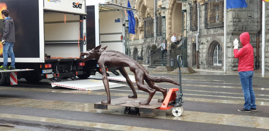 "Die Wölfe sind zurück" des Künstlers Rainer Opelka vor dem Rathaus Remscheid. Foto: Sascha von Gerishem