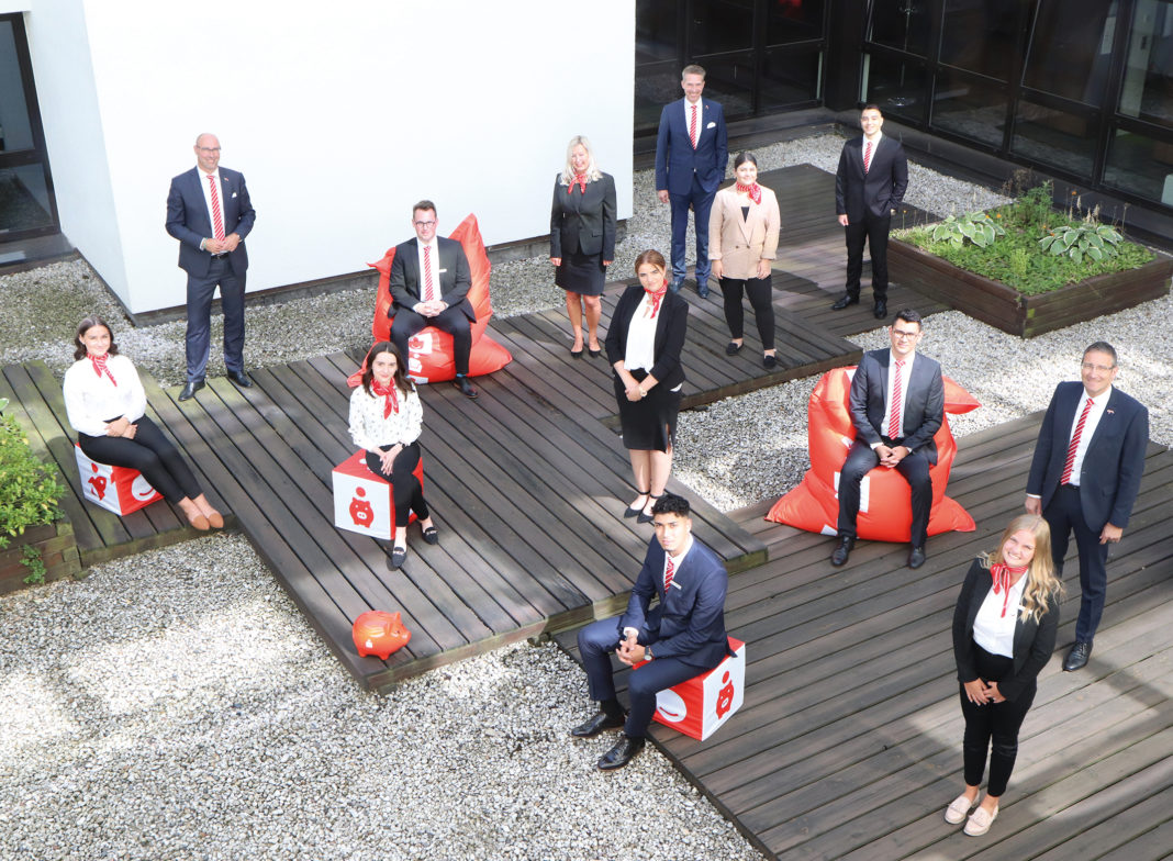 An einem strahlend schönen Sommertag präsentierten sich die neuen Sparkassen-Azubis beim Fototermin. Begrüßt wurden sie von SparkassenVorstandsvorsitzendem Michael Wellershaus und den Vorständen Peter Hardebeck und Herbert Thelen, sowie Ausbildungsleiterin Jutta Fricke. Foto: Stadtsparkasse Remscheid