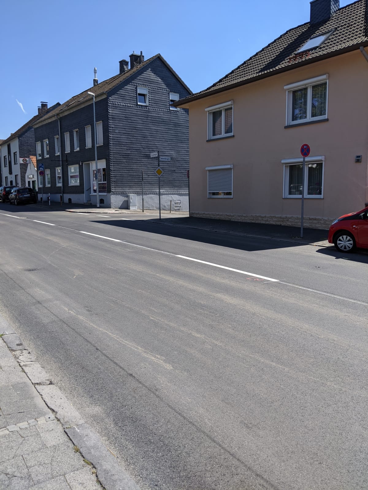 Die Fahrbahndecke der Kreuzbergstraße in Lüttringhausen ist frisch saniert, eine Radwegmarkierung fehlt dennoch. Foto: B90/DIE GRÜNEN Remscheid