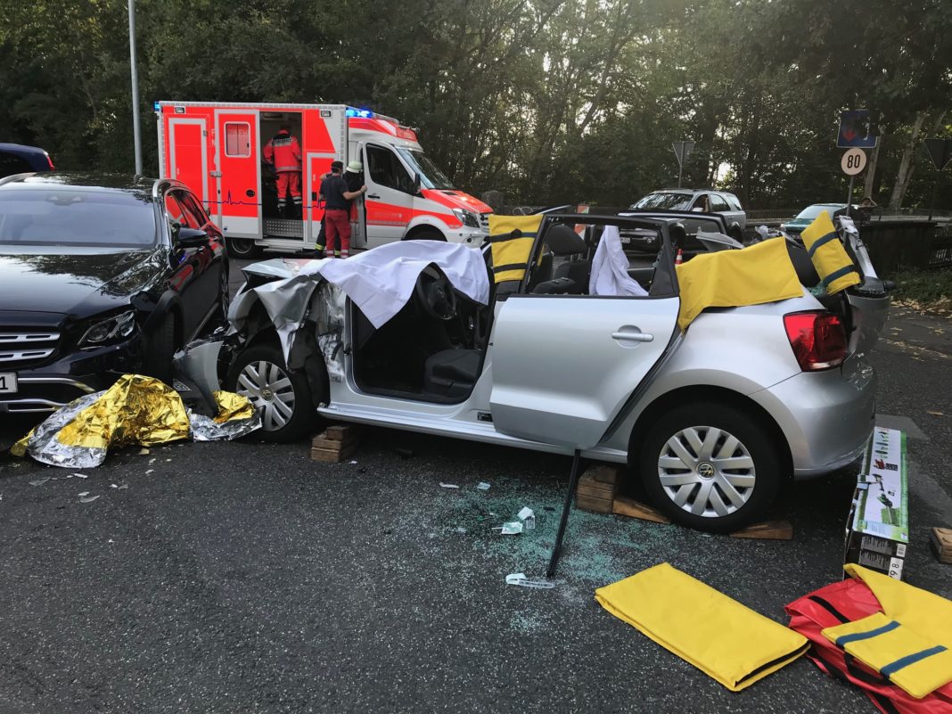 Das Dach eines Unfallfahrzeugs musste abgetrennt werden. Foto: Feuerwehr Haan