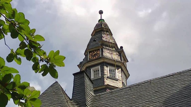 Der Turm vom denkmalgeschützten Rathaus Lüttringhausen. Foto: Sascha von Gerishem