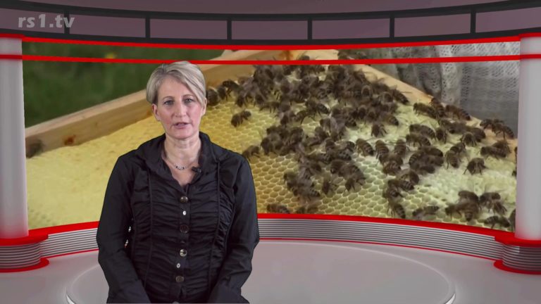 Nicole Dahmen führt durch "Die Woche", der neuen Nachrichtensendung aus Remscheid, produziert im Lüttringhauser TV-Studio. Screenshot: rs1.tv