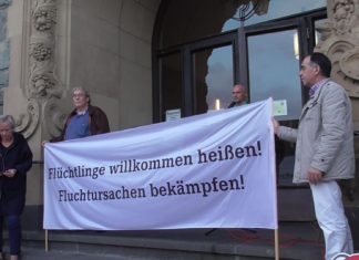 Mahnwache für Moria vor dem Rathaus Remscheid.