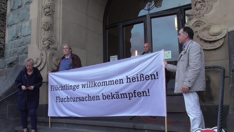 Mahnwache für Moria vor dem Rathaus Remscheid.