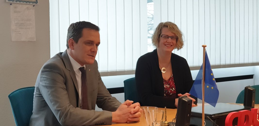 Alexa Bell sitzt im Sitzungssaal der CDU, Jens Nettekoven ist rechts daneben. Foto: Sascha von Gerishem