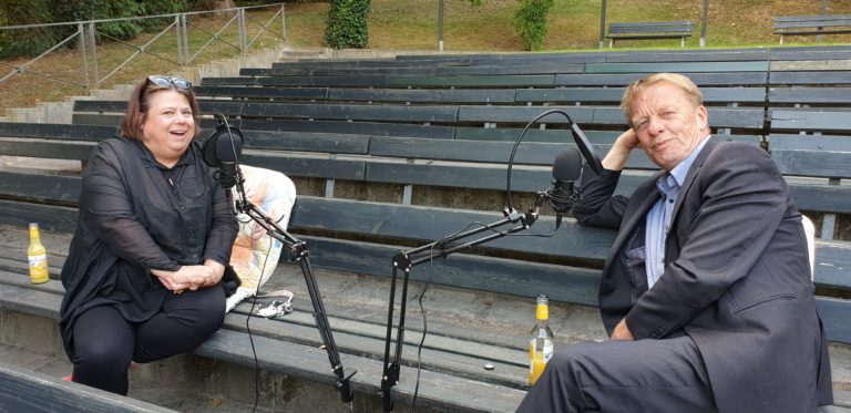 Steph Hoffmann und Remscheids Oberbürgermeister Burkhard Mast-Weisz auf der Heimatbühne in Lüttringhausen. Foto: Sascha von Gerishem