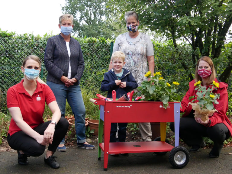 Sparkasse Remscheid stiftet Hochbeet für Kita Fuchsweg