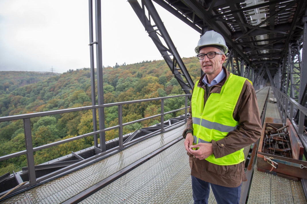 Sven Wolf hält die Idee eines Skywalks unter der Müngstener Brücke für machbar. Foto: Thomas Wunsch