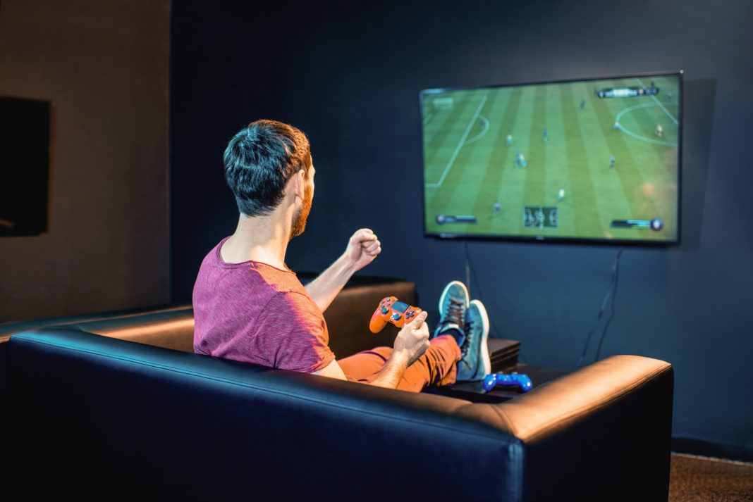 Mach deine Couch zum eSport-Thron – unter diesem Motto steht das FIFA 21-Online-Turnier der Volksbanken. Foto: Volksbank