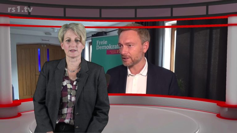 Nicole Dahmen führt durch "Die Woche", der neuen Nachrichtensendung aus Remscheid, produziert im Lüttringhauser TV-Studio. Screenshot: rs1.tv