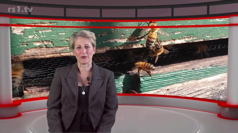 Nicole Dahmen führt durch "Die Woche", der neuen Nachrichtensendung aus Remscheid, produziert im Lüttringhauser TV-Studio. Screenshot: rs1.tv
