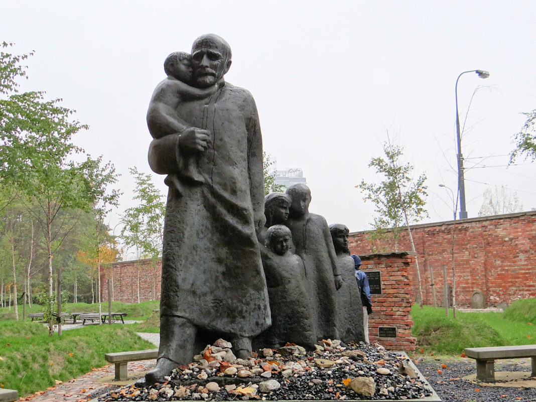 Das Janusz Korczak_Denkmal auf dem Jüdischen Friedhof in Warschau. Foto: Jolanta Dyr / CC BY-SA (https://creativecommons.org/licenses/by-sa/3.0)