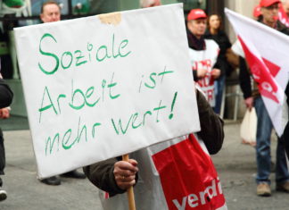 "Soziale Arbeit ist mehr wert!" steht auf einem Schild bei einem von ver.di initiierten Streik. Foto: Andreas Lehner (CC BY 2.0)