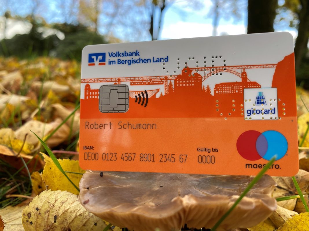 Die neue girocard (Debitkarte) für die Kunden der Volksbank im Bergischen Land – die bergische Skyline zeigt die Verbundenheit mit der Region. Foto: Volksbank