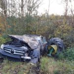Der Mercedes hatte das linke Vorderrad des Treckers abgerissen. Foto: Feuerwehr Velbert