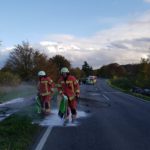 Die Feuerwehr streute ausgelaufene Betriebsstoffe ab. Foto: Feuerwehr Velbert