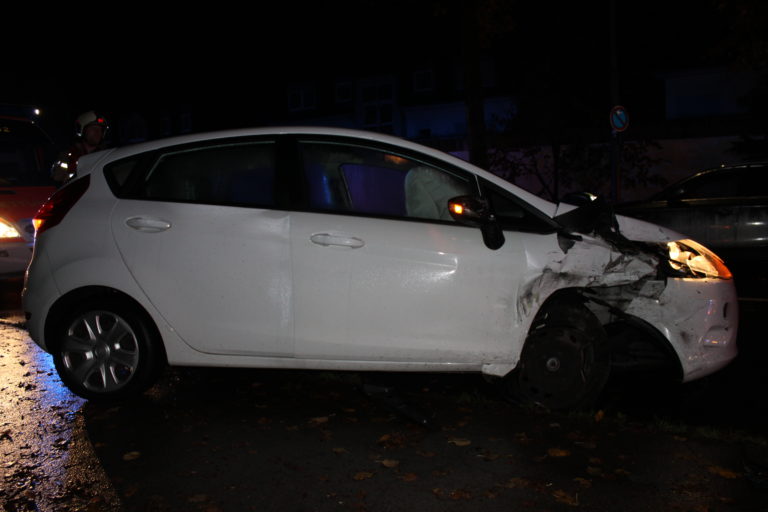 Franzose schläft am Steuer ein und kracht in zwei geparkte Pkw