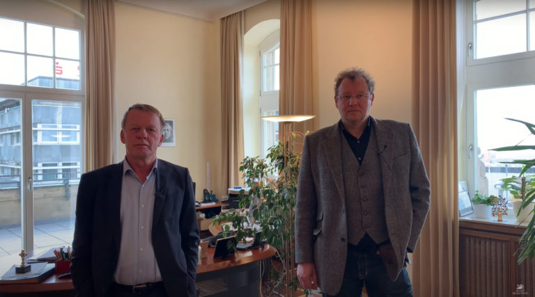Remscheids Oberbürgermeister Burkhard Mast-Weisz und Krisenstabsleiter Thomas Neuhaus wenden sich an die Bürger*innen. Screenshot: Stadt Remscheid