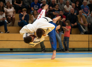 Judo in Remscheid: Spektakuläre Würfe vom RTV Judoteam in der Sporthalle Neuenkamp. Foto: Jürgen Steinfeld
