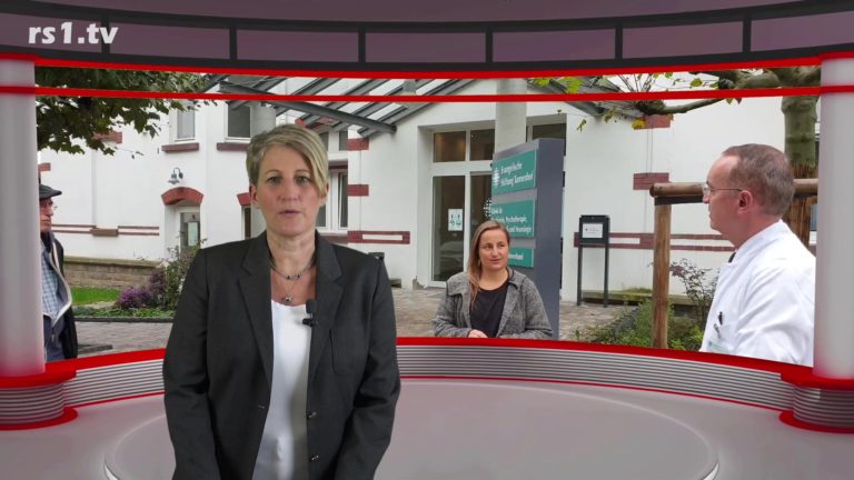 Nicole Dahmen führt durch "Die Woche", der neuen Nachrichtensendung aus Remscheid, produziert im Lüttringhauser TV-Studio. Screenshot: rs1.tv