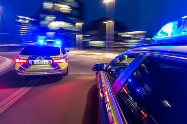Autorennen? Polizei beschlagnahmt Autos und Führerscheine