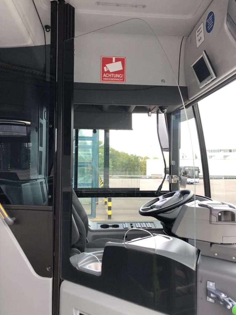 ÖPNV: Der Fahrerbereich der Busse ist nun mit einer festen Glastrennscheibe versehen. Foto: Stadtwerke Remscheid