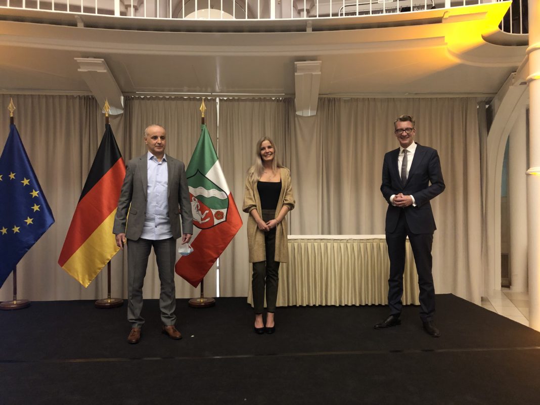 Nach der Verleihung der Rettungsmedaille des Landes NRW im Steigenberger Grandhotel Petersberg: Youcef Aroua, Danja Rath und Sven Wolf (MdL). Foto: Sven Wolf