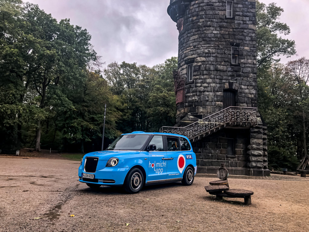 Die blauen "WSW Cabs" fahren ab Ende Oktober im Wuppertaler ÖPNV auf Bestellung (on demand). Foto: obs/WSW Wuppertaler Stadtwerke GmbH/Jason-Steve Mageney