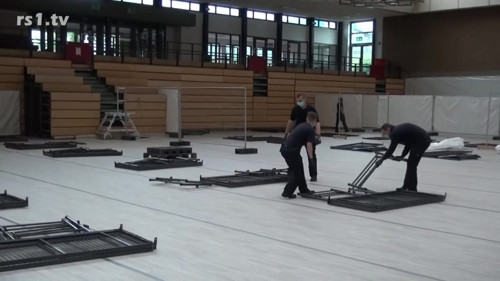 Das Corona-Notkrankenhaus in der Sporthalle Neuenkamp in Remscheid wird wieder aufgebaut Hier ein Bild vom Abbau. Screenshot: rs1.tv / Sinja Wappler