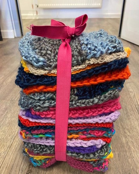 Ein ganzer Stapel Grannysquares fürs Tipi. Foto: Caritasverband Remscheid