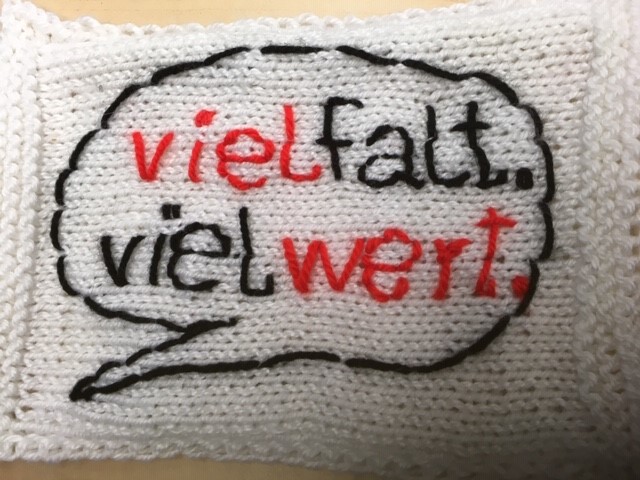 Das Logo von "vielfalt. viel wert" der Caritas wird auch ins Tipi integriert. Foto: Caritasverband Remscheid