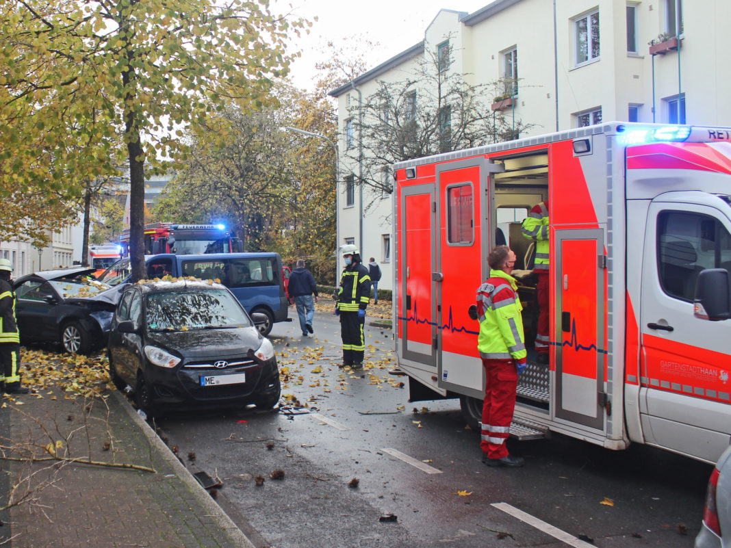 Zur Dauer der Unfallaufnahme musste die Polizei die Dieker Straße im Bereich der Unfallstelle sperren. Foto: Polizei Mettmann