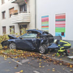 Der VW Eos wurde bei dem Unfall erheblich beschädigt und musste im Anschluss abgeschleppt werden. Foto: Polizei Mettmann