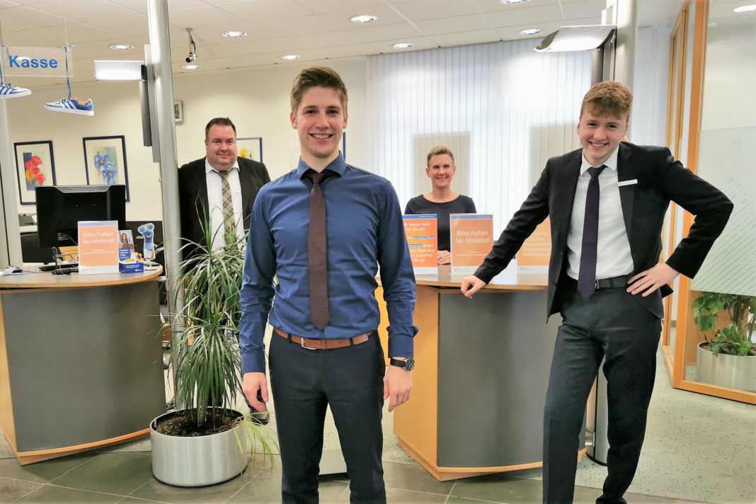 Freuen sich über den Umbau ihrer Filiale in Burscheid und sind bis dahin in Ersatzräumen für die Kunden da (v.l.): Filialleiter Frank Bieber, Jakob Koblischke, Sylvia Harmuth und Jan Schmalenbach. Foto: Volksbank