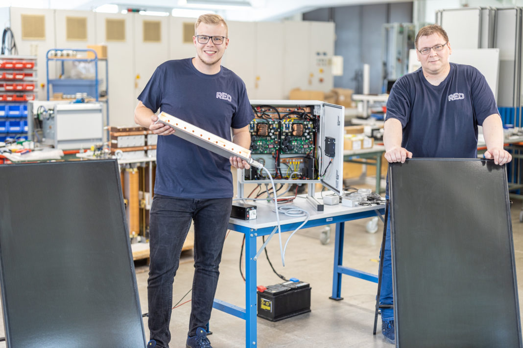 Christian Dors und Markus Rawiel von der REO AG aus Solingen entwickelten einen innovativen Solarladeregler. Foto: REO AG