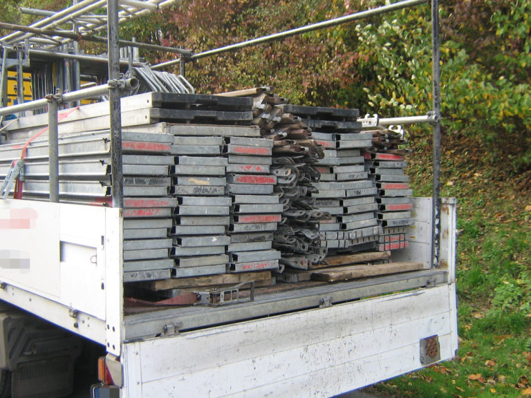 Polizei zieht völlig überladenen Lkw aus dem Verkehr