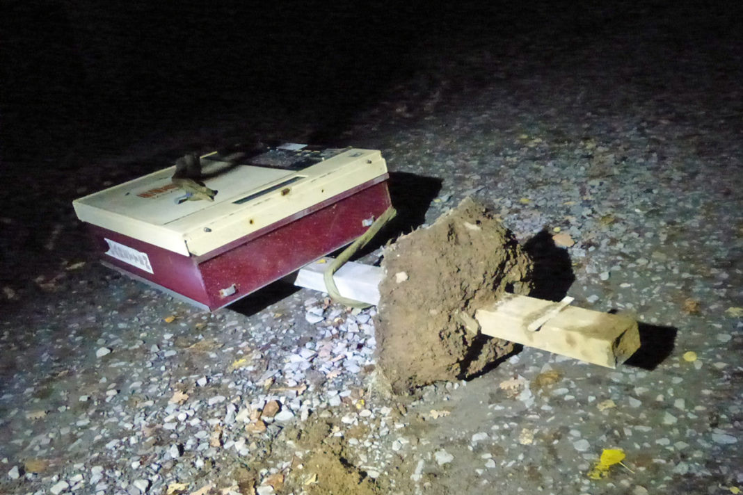 Herausgerissener Zigarettenautomat. Foto: Polizei Oberbergischer Kreis