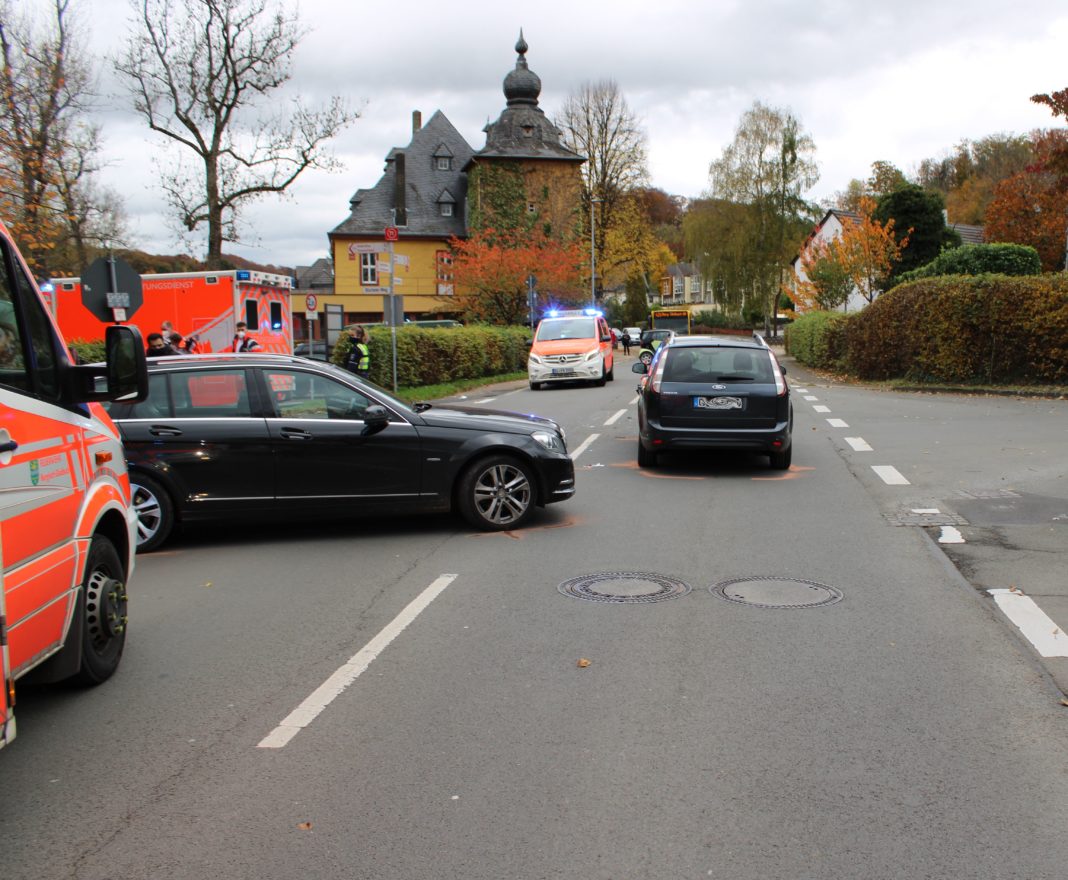 Die Mercedes-Fahrerin übersah beim Abbiegen in Bergisch Gladbach einen Ford. Foto: Polizei RheinBerg