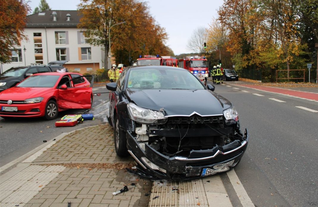 Drei Verletzte und ein hoher Sachschaden entstanden bei diesem Verkehrsunfall in Odenthal. Foto: Polizei RheinBerg