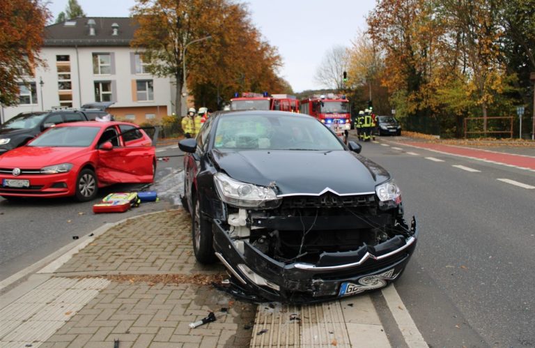 Vorfahrt missachtet: Drei Verletzte und hoher Sachschaden