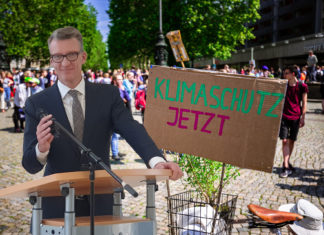 Der SPD-Landtagsabgeordnete Sven Wolf unterstützt die Absenkung des Wahlalters auf 16, um der Jugend mehr Mitspracherecht für ihre Zukunft zu geben. Collage: SvG / Wunderlich