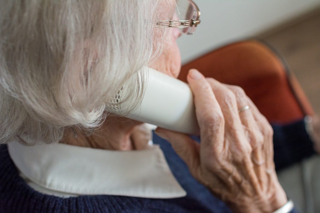 Die Polizei warnt: Trickbetrüger:innen versuchen oft Senior:innen am Telefon zu überrumpeln. Symbolfoto.