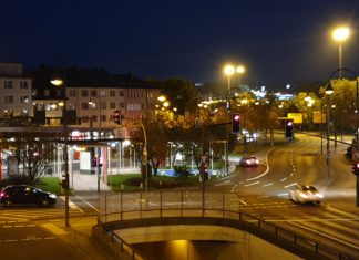 Abendlicher Blick auf die Bushaltestelle am Hauptbahnhof Remscheid. Foto: Sascha von Gerishem