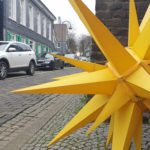 Die Herrnhuter Sterne werden wieder in der Altstadt von Lüttringhausen aufgehängt. Foto: Sascha von Gerishem