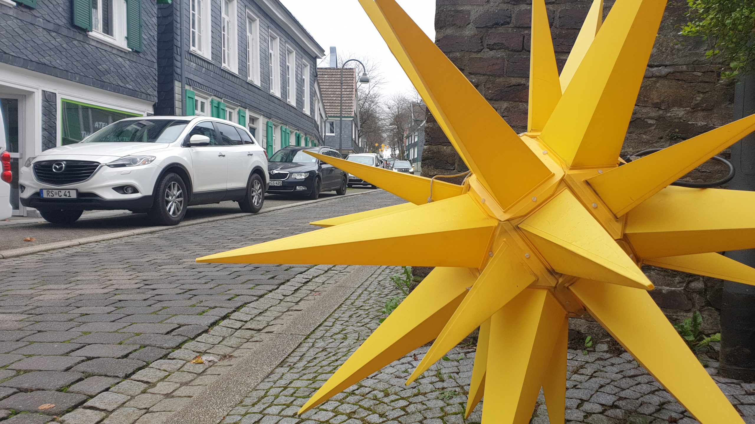 Die Herrnhuter Sterne werden wieder in der Altstadt von Lüttringhausen aufgehängt. Foto: Sascha von Gerishem