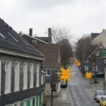 Leuchten nur zu Testzwecken: Die Herrnhuter Sterne in der Lütterkuser Altstadt. Foto: Sascha von Gerishem